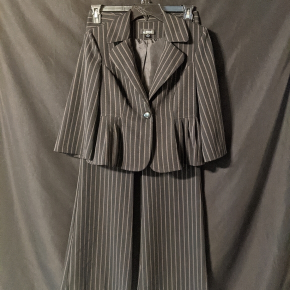 2 piece suit - Picture 1 of 8